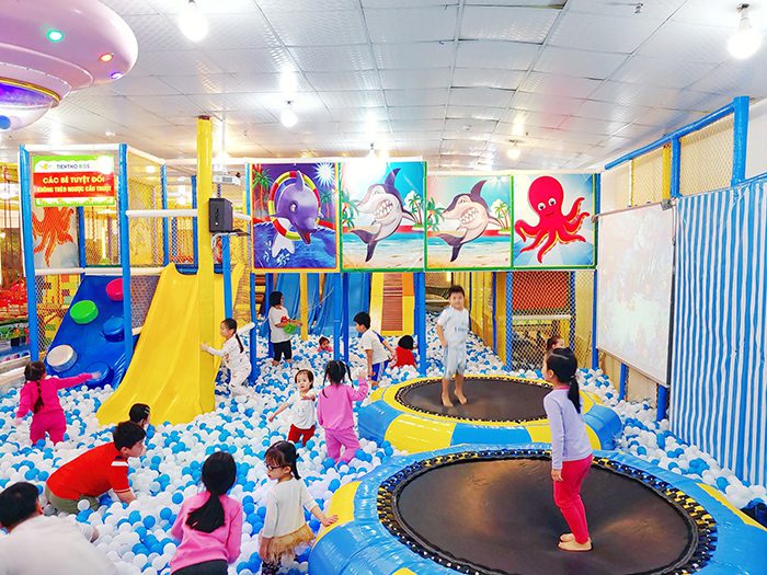 Gia đình tham gia chiến dịch khai giảng tại khu vui chơi trẻ em