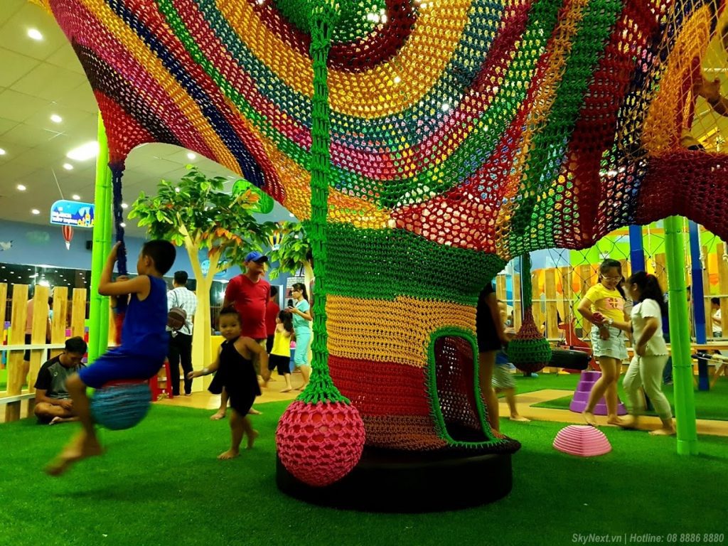 Cây SkyNext Với nhiều màu sắc sặc sỡ thu hút các bé vui chơi và giải trí