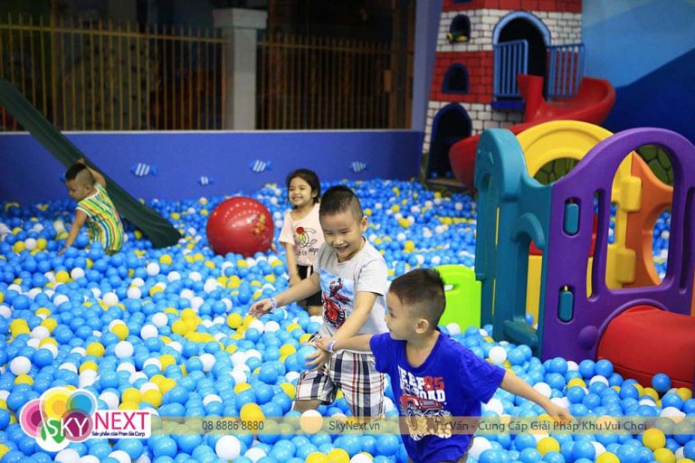 Trẻ em chơi trong bể bóng nhiều màu cùng cầu trượt mini và mô-đun vui chơi