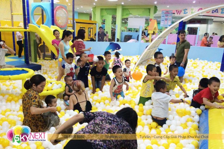 Hồ bóng Tuấn Việt Kids đông khách chơi cực thích!