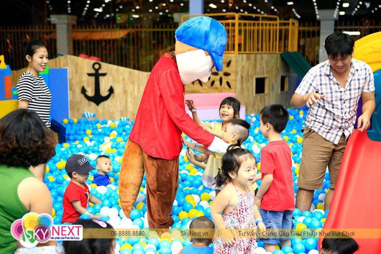 Trẻ em vui chơi trong hồ bóng cùng nhân vật mặc trang phục mascot và người lớn