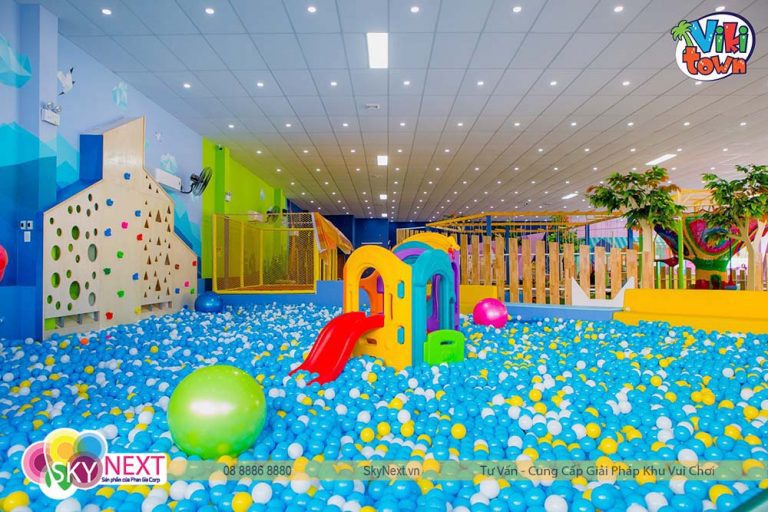 Hồ bóng khổng lồ trong nhà với cầu trượt nhỏ, tường leo núi và bóng xanh trắng vàng