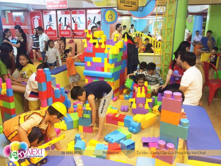 Trẻ em chơi xếp khối lớn nhiều màu trong khu vui chơi trong nhà