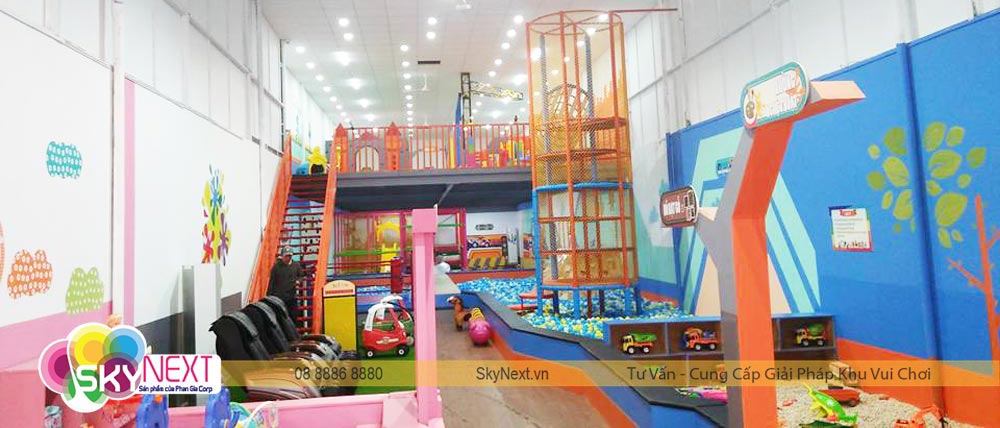 Khu vui chơi trong nhà với hầm bóng, cầu trượt và xe đồ chơi