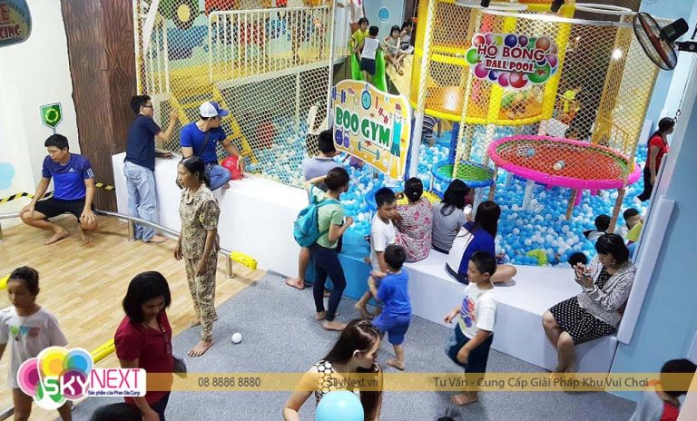 Hồ bóng trong khu vui chơi trong nhà, nhiều trẻ em chơi và phụ huynh quan sát