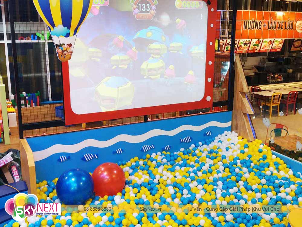 Máy game trong hồ bóng tại khu vui chơi Tiền Giang