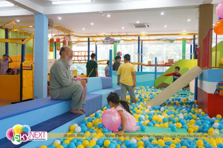 Góc khu vui chơi nhìn từ hồ bóng góc quay bao quát ấn tượng!