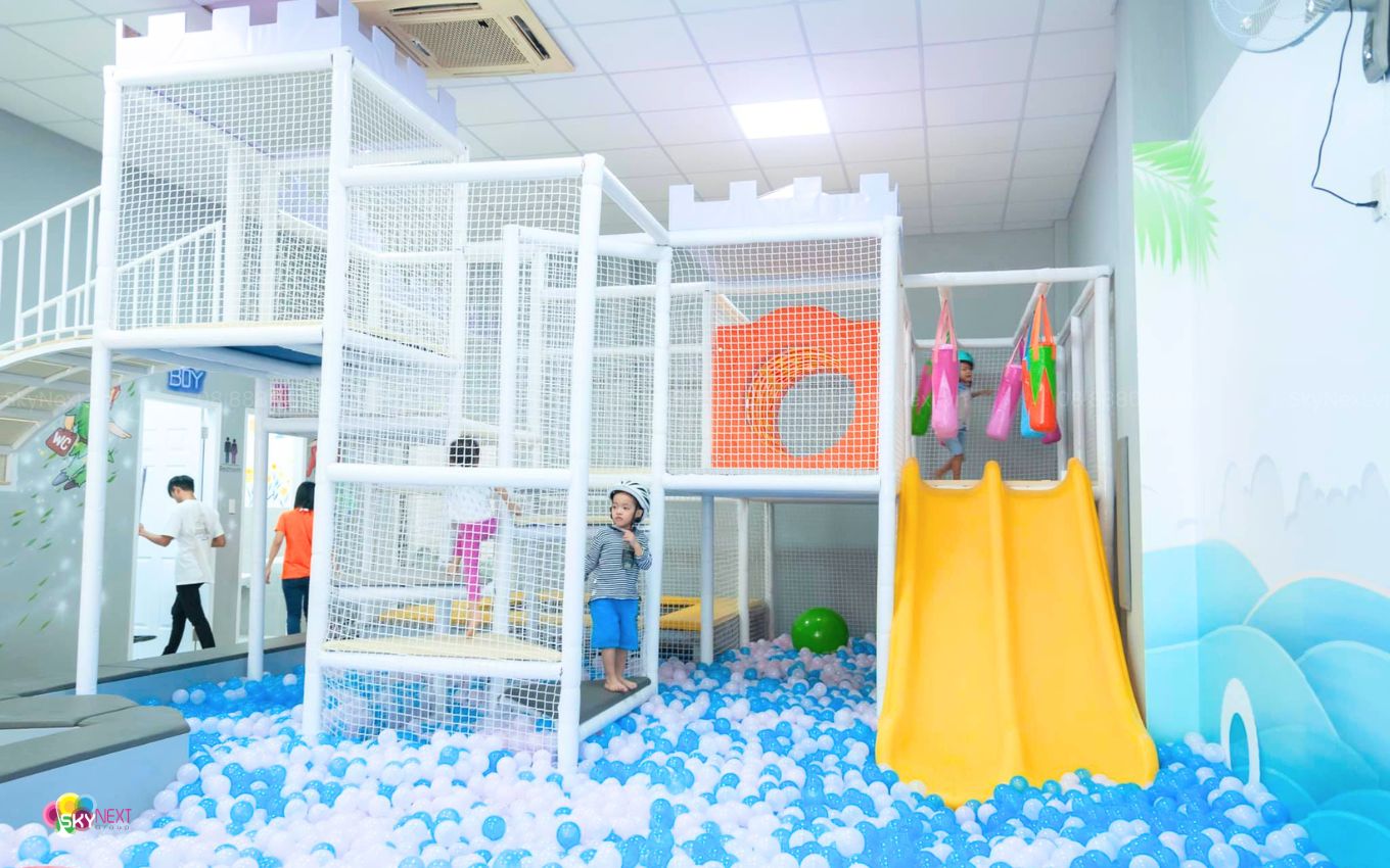 Khu Vui Chơi Trẻ Em Happy Town Sang Trọng 300m2 Tại Tp. Phan Thiết 17 Hình ảnh các bé vui chơi hăng say tại khu vui chơi Happy Town