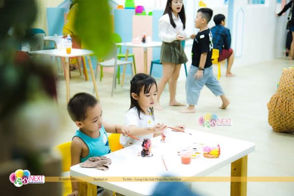Bé chơi tô tượng trong khu vui chơi trẻ em Happy Town Phan Thiết