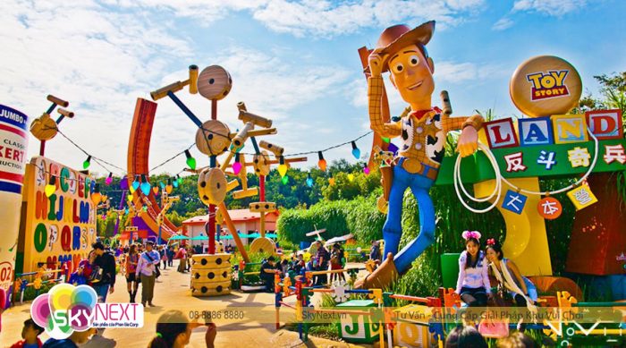 Khu vui chơi Toy Story Land với tượng Woody khổng lồ và du khách tham quan
