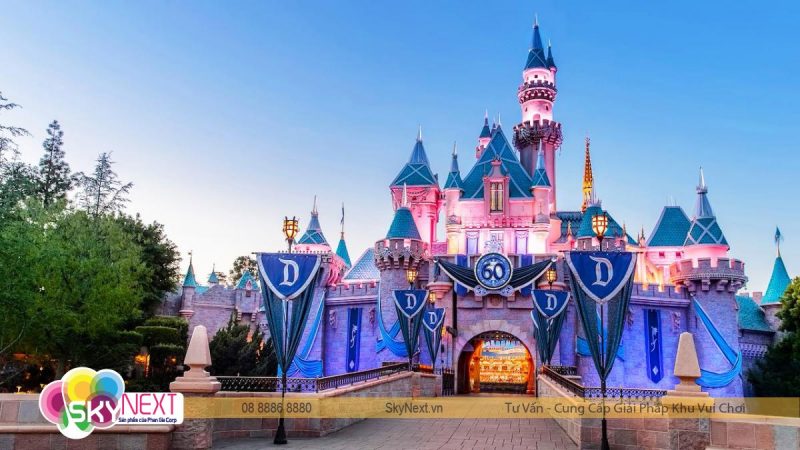 Lâu đài chính tại Disneyland Hong Kong được trang trí ánh sáng và cờ lễ kỷ niệm