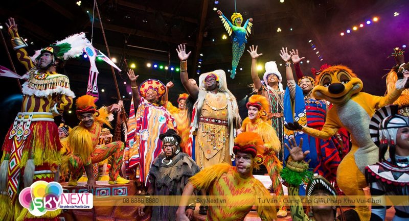 Diễn viên mặc trang phục sặc sỡ trình diễn trên sân khấu Festival of the Lion King