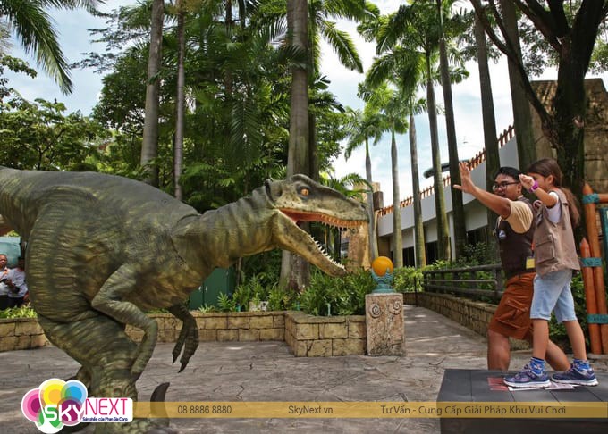 Khách tham quan mô phỏng huấn luyện tương tác với Velociraptor trong công viên