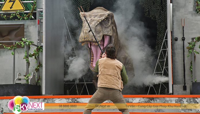 Diễn viên đối mặt mô hình T‑Rex khổng lồ phun khói trên sân khấu