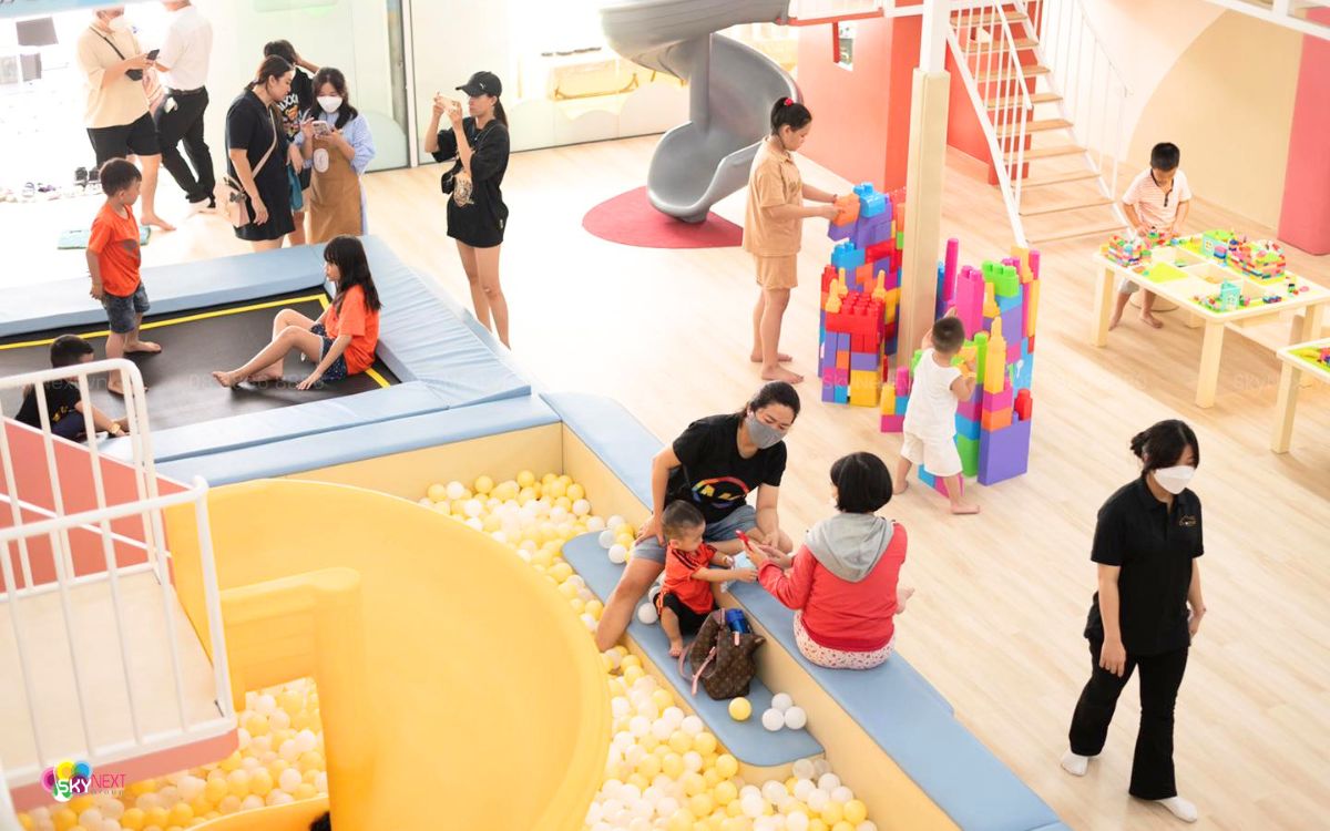 Khu Vui Chơi Trẻ Em LitoKidz 250m2 Trong Khu Dân Cư - Đồng Nai 11 Hình ảnh khách hàng đông đúc ở khu vui chơi trẻ em LitoKidz