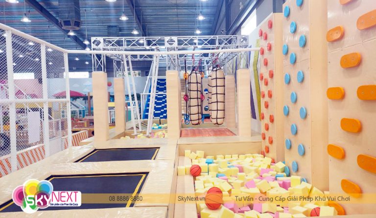 Khu sàn nhún trampoline và leo núi nhân tạo áo kết hợp với ninja course