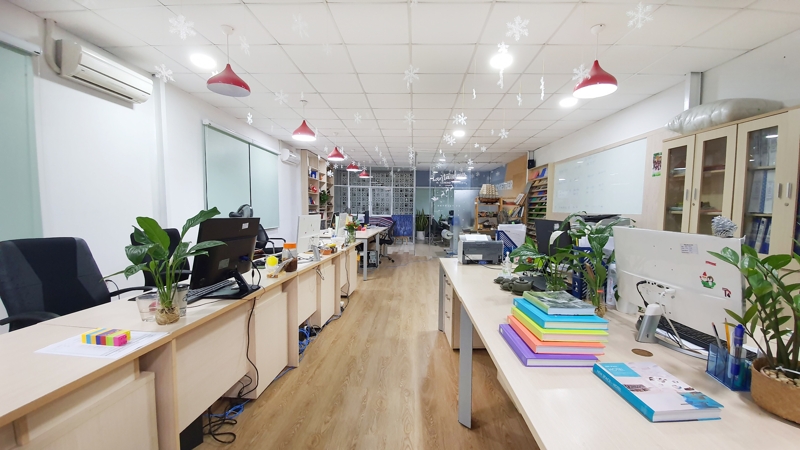 Văn phòng mở SkyNext tại An Phú Đông với dãy bàn, máy tính và cây trang trí