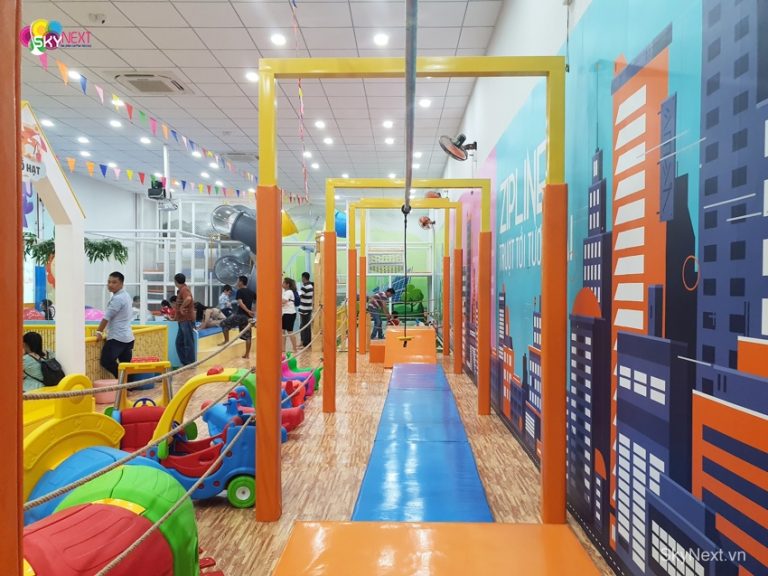 Khu vui chơi trong nhà với hành lang vật cản màu sắc và xe chòi chân