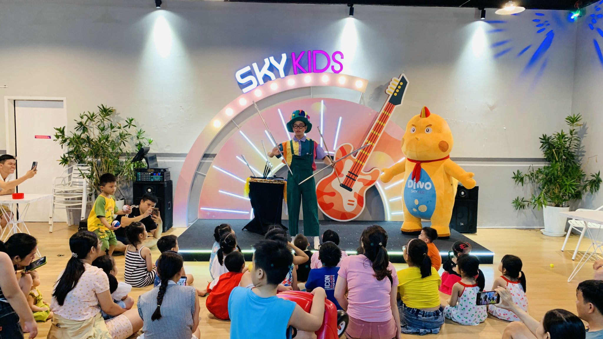 sân khấu SkyKids với chương trình hoạt náo hàng ngày từ chính nhân viên của mình