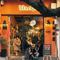 Blackbird Coffee Hà Nội 5 Mặt tiền quán cà phê phố cổ màu cam, khách ngồi và đi lại trước cửa