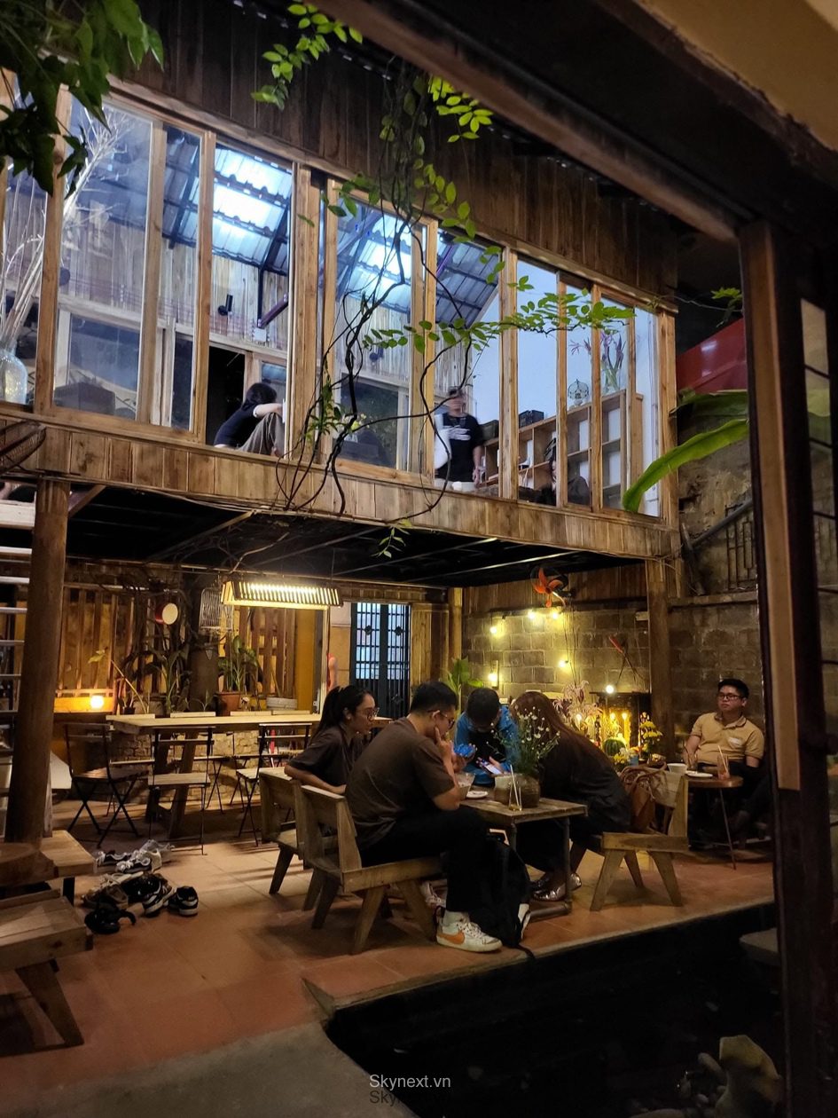 Không gian tầng trệt và gác gỗ của quán Xoan Cafe với khách ngồi