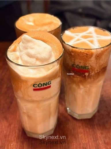 Ba ly cà phê cốt dừa với lớp bọt kem trên mỗi ly, có logo Cộng