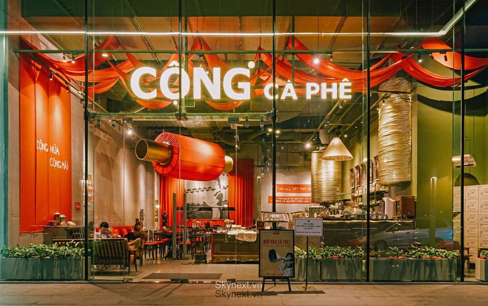 Mặt tiền quán Cộng Cà Phê với biển hiệu sáng và nội thất hoài cổ nhìn ra đường