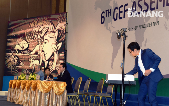 Họa sỹ Phan Anh Vũ biểu diễn tại Đại hội đồng Quỹ môi trường toàn cầu