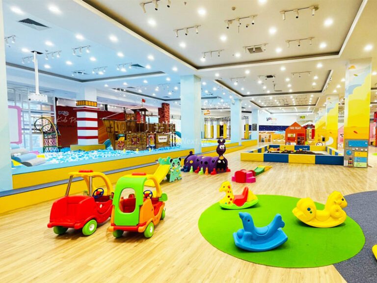 Khu vui chơi trẻ em trong nhà với xe nhựa và bập bênh màu sắc