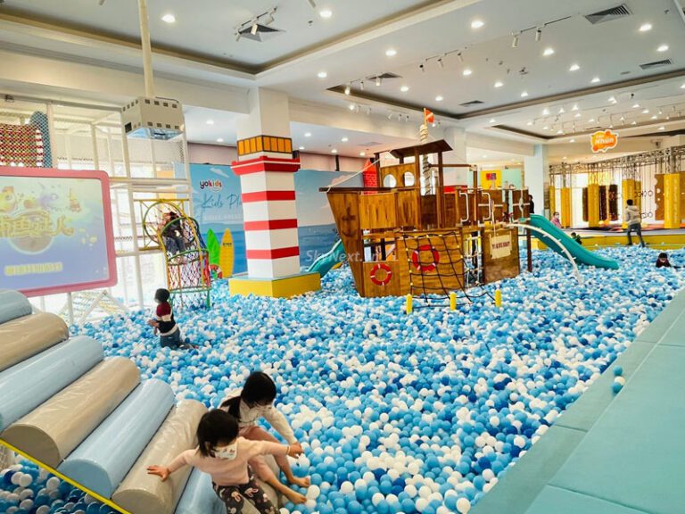 Hồ bóng lớn trong nhà với tàu gỗ, cầu trượt và trẻ đang chơi