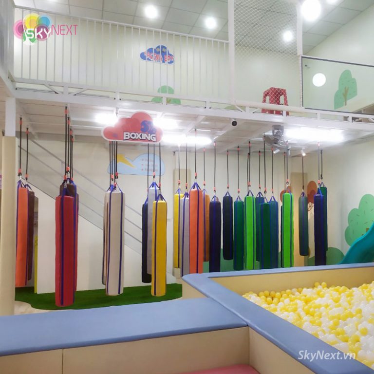 Khu vui chơi trong nhà có nhiều túi treo mềm màu sắc trước hố bóng