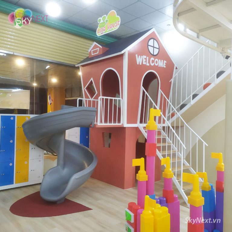 Nhà chơi hai tầng màu đỏ có cầu trượt xoắn, cầu thang và đồ chơi xếp khối