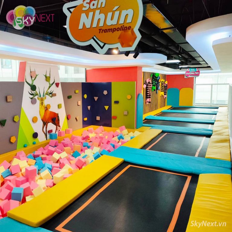 Khu sàn nhún vận động nhiều tầng với tông vàng – đen hiện đại