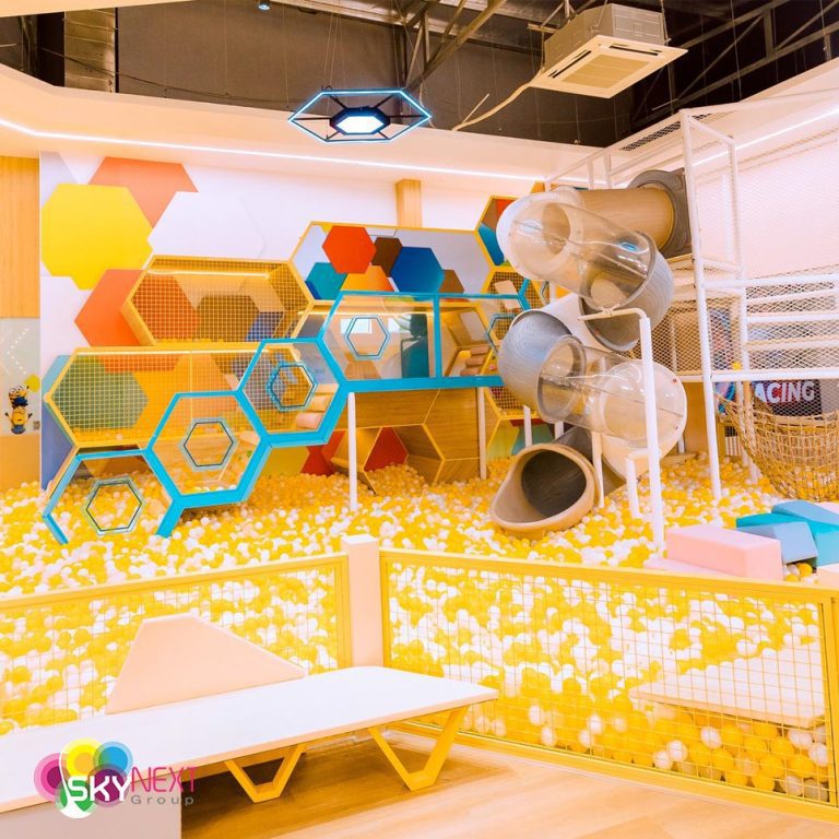Nhà tổ ong lục giác, cầu trượt ống và hồ bóng màu vàng trắng
