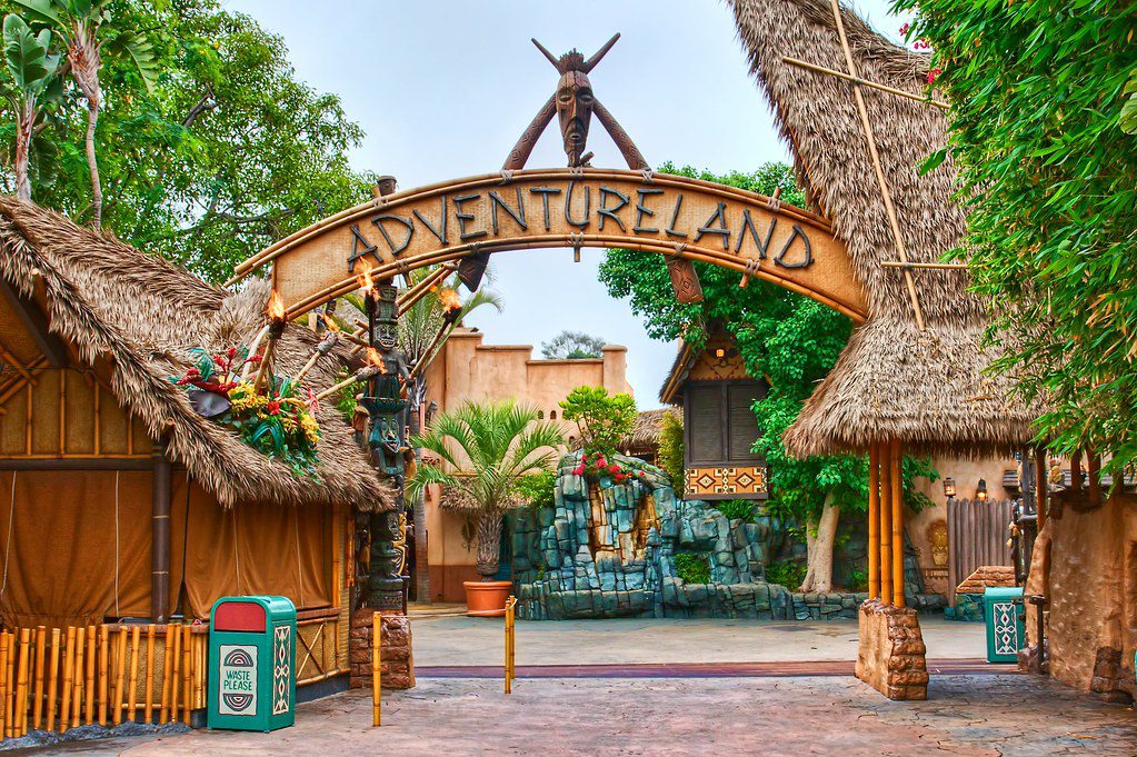 khu vực mang chủ đề rừng rậm và phiêu lưu, nổi bật với các trò chơi như Jungle Cruise và Indiana Jones Adventure.