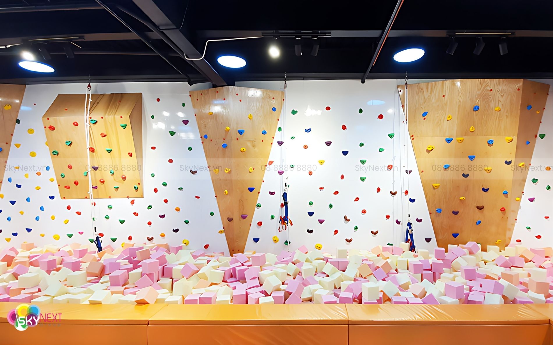 Top 10 Trò Chơi Mới Nhất Giúp Khu Vui Chơi Tăng Doanh Thu 20% 6 Leo núi trong nhà là trò chơi vận động, tạo điểm nhấn cho khu vui chơi