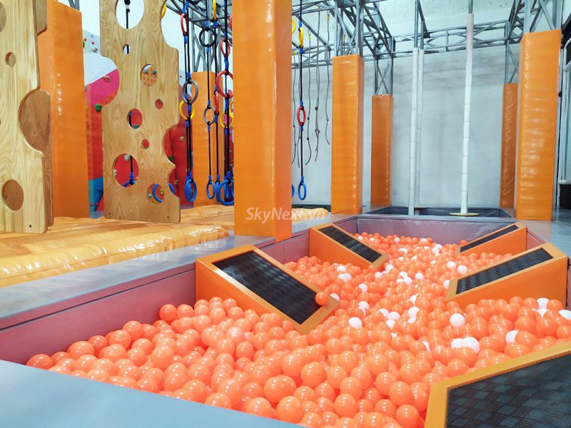 Mặt bằng minh họa thiết kế khu vui chơi 700m² với khu leo trèo, natural play, khu trẻ nhỏ, tiện nghi và F&B