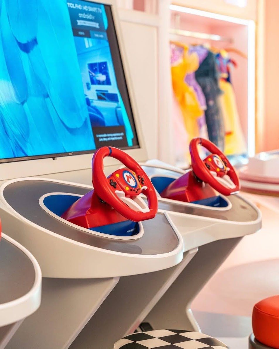 Cụm game đua xe tương tác có vô lăng và màn hình lớn trong khu vui chơi trẻ em